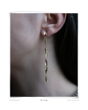 Isa Earring worn on a model's ear, a solid 18k yellow gold twisted drop earring. Tarnish-resistant and made for everyday wear — Maya & Mason handcrafted fine jewellery.