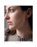 Chain Curl Earring, close-up profile shot worn on a model's ear, a solid 18k yellow gold threader chain earring with a curl-shaped drop. Tarnish-resistant and made for everyday wear — Maya & Mason handcrafted fine jewellery.